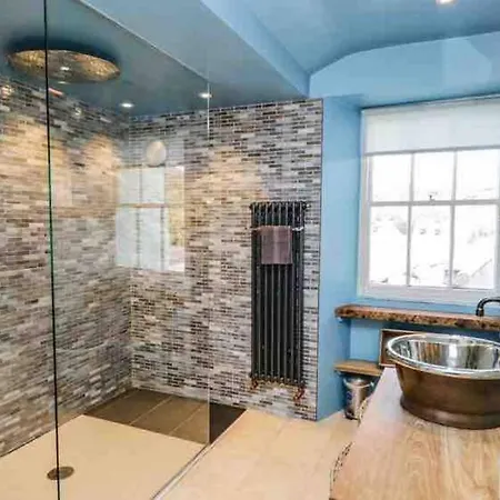 Bank Chambers In With Hot Tub And Access Lejlighed *