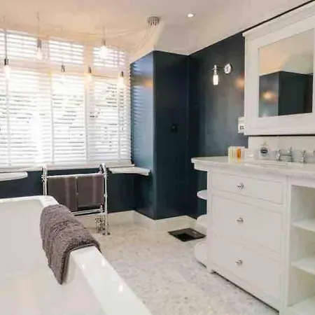 Bank Chambers In With Hot Tub And Access Lejlighed *