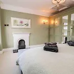 Bank Chambers In With Hot Tub And Access * Bowness-on-Windermere