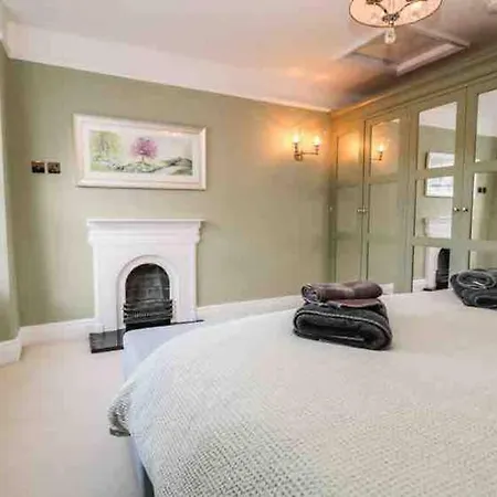Bank Chambers In Centre With Hot Tub And Parking * Bowness-on-Windermere
