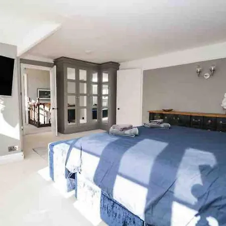 Bank Chambers In Centre With Hot Tub And Parking * Bowness-on-Windermere