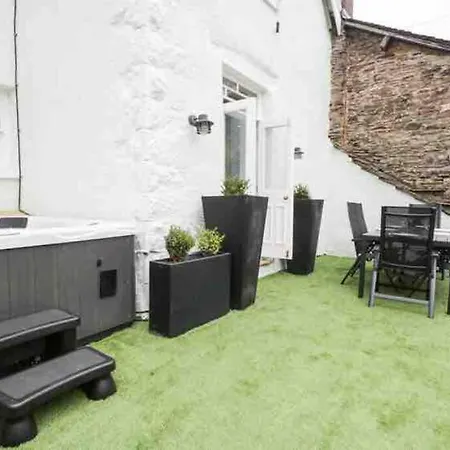 Bank Chambers In Centre With Hot Tub And Parking Apartment