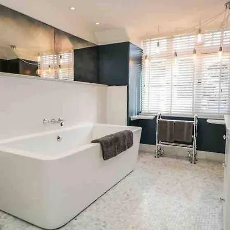 Apartment Bank Chambers In With Hot Tub And Access