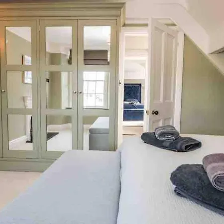Bank Chambers In With Hot Tub And Access Apartmán *