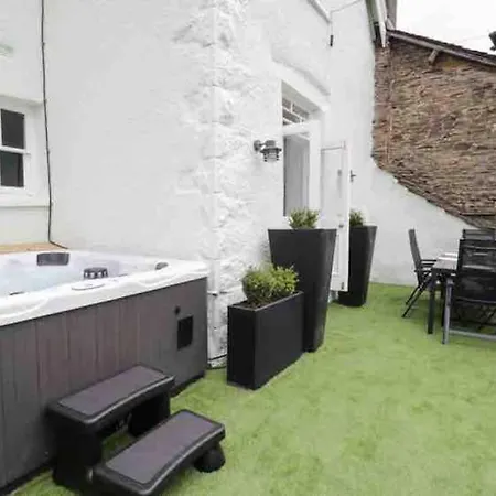Apartment Bank Chambers In With Hot Tub And Access