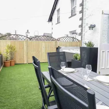 Apartment Bank Chambers In Centre With Hot Tub And Parking Bowness-on-Windermere