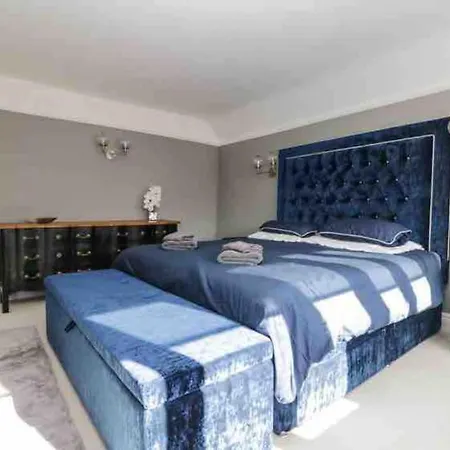 Bank Chambers In With Hot Tub And Access Bowness-on-Windermere