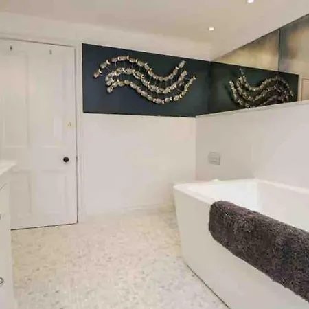 Bank Chambers In With Hot Tub And Access