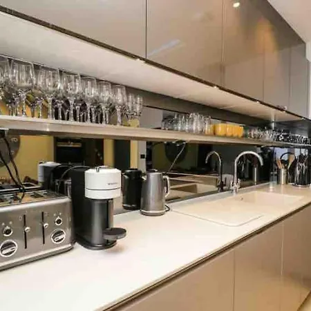 Bank Chambers In Centre With Hot Tub And Parking * Bowness-on-Windermere