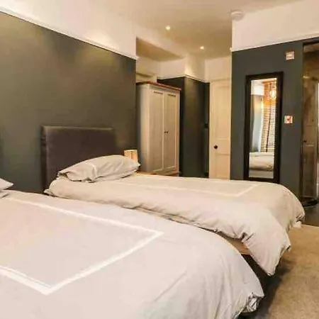 Bank Chambers In Centre With Hot Tub And Parking Apartment *
