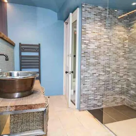 Apartment Bank Chambers In With Hot Tub And Access