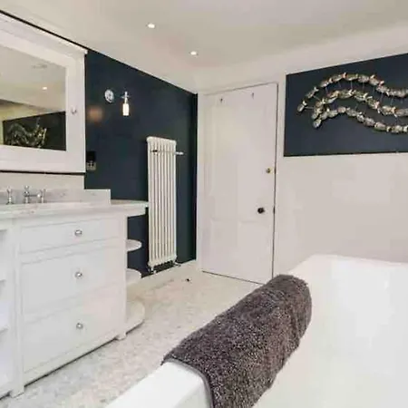Apartment Bank Chambers In With Hot Tub And Access