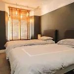 Bank Chambers In With Hot Tub And Access Lejlighed *