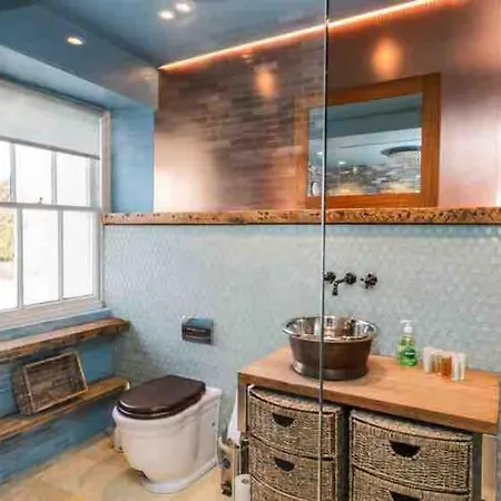 Bank Chambers In With Hot Tub And Access 보우네스온윈더미어