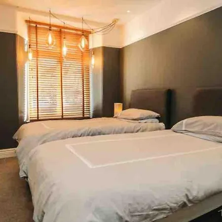 Bank Chambers In With Hot Tub And Access 아파트 *